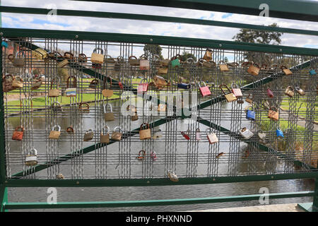 Adelaide Australia. Il 3 settembre 2018. Amore blocca continuano ad essere attaccato ad una passerella di Adelaide nonostante i rischi in termini di sicurezza e di pericolo per i pedoni e i ciclisti. I lucchetti ha cominciato a comparire sul ponte al di fuori dell'Università di Adelaide nei primi mesi del 2013 per innamorati che simboleggia il loro amore e il numero ha continuato a crescere Credito: amer ghazzal/Alamy Live News Foto Stock