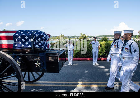 Annapolis, MD, Stati Uniti d'America. 2 Sep, 2018. ANNAPOLIS, Md. (sett. 2, 2018) aspiranti guardiamarina omaggio alla fine John McCain come a cavallo il cassettone trasporta la sua bandiera-drappeggiato scrigno all'Accademia Navale degli Stati Uniti cimitero per la sua sepoltura, servizio sett. 2, 2018. John Sidney McCain, III si è laureato dall'Accademia Navale degli Stati Uniti in 1958. Egli è stato un pilota della marina degli Stati Uniti dal 1958 fino al 1981. Dal 1967 al 1973 egli è stato un prigioniero di guerra nel Vietnam. Ha ricevuto numerosi premi, tra cui la stella d'argento, legione di merito, cuore viola e Distinguished Flying Cross. (U.S. Navy phot Foto Stock