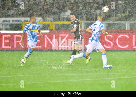 Torino, Italia. 2° settembre 2018. Andrea Belotti (Torino FC),Francesco Vicari (S.P.A.L.),durante la serie di una partita di calcio tra Torino FC e S.P.A.L presso Olympic Grande Torino Stadium il 02 settembre 2018 a Torino, Italia. Credito: Antonio Polia/Alamy Live News Foto Stock