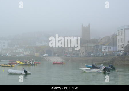 St Ives, UK. Il 3 settembre 2018. Regno Unito Meteo. Vi è stato un panno umido per iniziare la settimana in Cornovaglia con basse nubi e pioggia pesante sulla costa a sud ovest di lunedì. Il meteo dovrebbe migliorare nella seconda metà della settimana. Credito: Paolo Melling/Alamy Live News Foto Stock