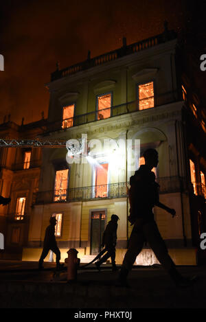 02.09.2018, Brasile, Rio de Janeiro: Vigili del Fuoco cercano di spegnere un incendio in brasiliano Museo Nazionale. Un grave incendio distrusse gran parte del brasiliano del Museo Nazionale di Rio de Janeiro. Come può essere visto in TV domenica sera (ora locale) 02.09.2018, le fiamme si propagano in quasi tutte le parti dell'edificio storico. Secondo l'amministrazione del museo, non ci sono stati feriti. Quando l'incendio scoppiato, il museo in São Cristóvão distretto era già chiuso. Foto: Fabio Teixeira/dpa Foto Stock