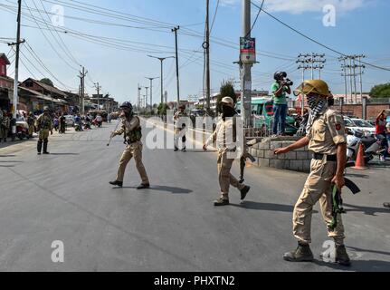 3 settembre 2018 - Srinagar, J&K, India - forze di governo può essere visto in azione in quanto l'arresto di un ambulanza ( non illustrata ) portante il corpo morto di Fayaz Ahmed, un civile ucciso le forze in azione a Srinagar, Indiano Kashmir amministrato. Un civile è stato ucciso in cottura mediante forze di governo durante gli scontri nel quartiere di Pulwama di Jammu e Kashmir. Gli scontri scoppiati tra dimostranti e forze di governo dopo una massiccia operazione di ricerca è stato lanciato in circa due dozzine di villaggi, la polizia ha detto. I medici presso l'S.M.H.S. Ospedale qui detto Fayaz Ahmed, che è stato ferito gravemente in stree Foto Stock