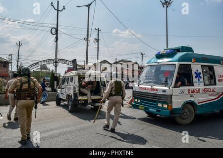 3 settembre 2018 - Srinagar, J&K, India - le forze del governo di fermare un ambulanza che porta il corpo morto di Fayaz Ahmed, un civile ucciso le forze in azione a Srinagar, Indiano Kashmir amministrato. Un civile è stato ucciso in cottura mediante forze di governo durante gli scontri nel quartiere di Pulwama di Jammu e Kashmir. Gli scontri scoppiati tra dimostranti e forze di governo dopo una massiccia operazione di ricerca è stato lanciato in circa due dozzine di villaggi, la polizia ha detto. I medici presso l'S.M.H.S. Ospedale qui detto Fayaz Ahmed, che è stato ferito gravemente in strada scontri, è stato dichiarato morto all'arrivo. (Credi Foto Stock