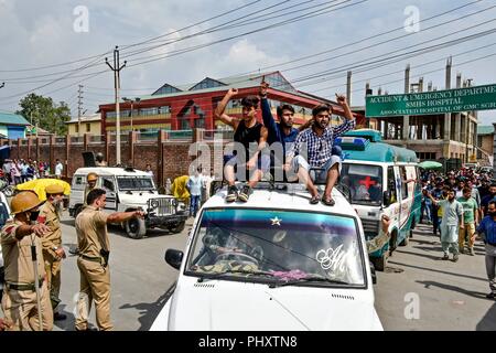 3 settembre 2018 - Srinagar, J&K, India - Lutto del Kashmir gridare slogan come protestano contro le uccisioni di civili Fayaz Ahmed, forze in azione a Srinagar, Indiano Kashmir amministrato.Un civile è stato ucciso in cottura mediante forze di governo durante gli scontri nel quartiere di Pulwama di Jammu e Kashmir. Gli scontri scoppiati tra dimostranti e forze di governo dopo una massiccia operazione di ricerca è stato lanciato in circa due dozzine di villaggi, la polizia ha detto. I medici presso l'S.M.H.S. Ospedale qui detto Fayaz Ahmed, che è stato ferito gravemente in strada scontri, è stato dichiarato morto all'arrivo. (Credito Foto Stock