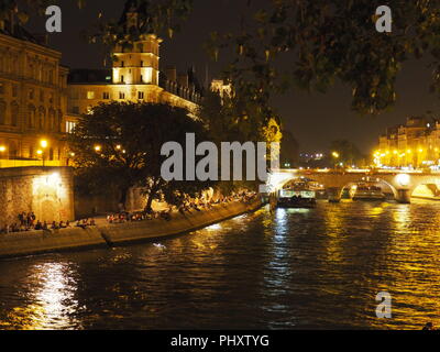 Parigi, Francia. 28 Agosto, 2018. 28.08.2018, Francia, Parigi: atmosfera di festa sulla Senna: la gente del posto e i turisti in una calda serata estiva, lasciato l'Île de la Cité, sullo sfondo il ponte Pont St Michel. Credito: Christian Böhmer/dpa/Alamy Live News Foto Stock