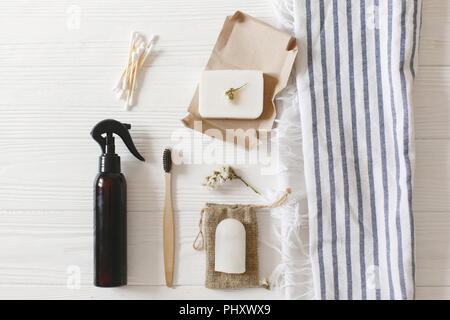 Eco naturale spazzolino da denti di bambù, sapone di cocco, fatti a mano, detergente deodorante di cristallo, bambù ear aderisce su asciugamano, elementi in uno stile di vita sostenibile. flat l Foto Stock