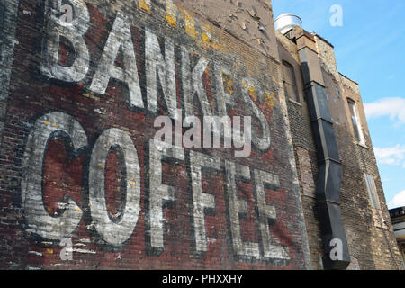 Un 1920's era segno di Ghost per caffè Bankes Store è rivelato su una parete quando un edificio vicino è strappato giù in Chicago. Foto Stock