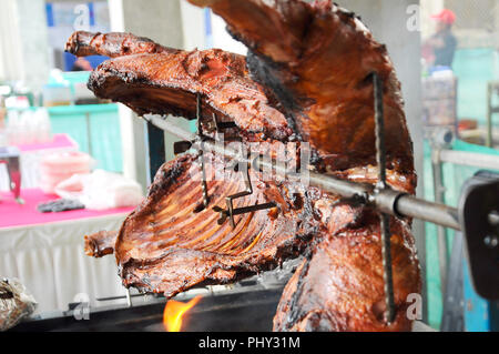 Le materie carne di agnello è stata miscelata con varie spezie e cotto alla griglia utilizzando i metodi tradizionali. Carbone è usato per sollevare l'aroma delle spezie utilizzati. Foto Stock