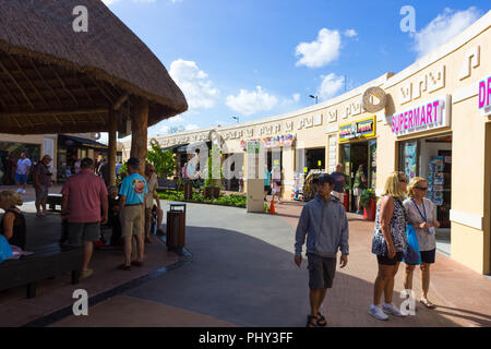 Cozumel, Messico - Dicembre 2015: turisti andando a area dello shopping presso il porto di mare. Foto Stock