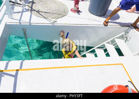 Cozumel, Messico - 04 Maggio 2018: la gente a fare snorkeling e subacquea pesca tour in barca al Mar dei Caraibi Foto Stock