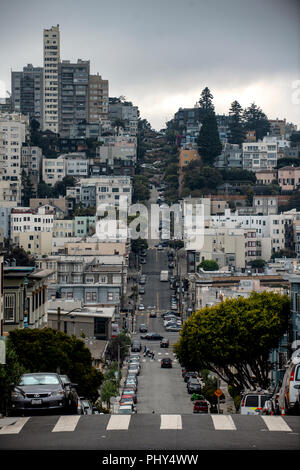 Lombard Street a San Francisco. Lombard Street noto per il one-way una sezione di blocco sul russo Hill con otto angoli a forcina per capelli. Foto Stock