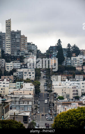 Lombard Street a San Francisco. Lombard Street noto per il one-way una sezione di blocco sul russo Hill con otto angoli a forcina per capelli. Foto Stock