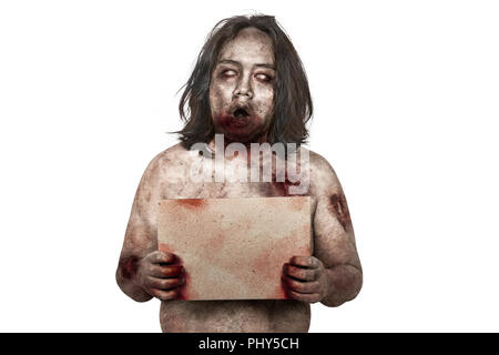 Ritratto di zombie uomo azienda vuoto marrone carta per copia spazio isolato su sfondo bianco Foto Stock