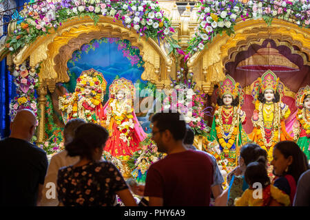 Migliaia di persone festeggiano il Janmashtami festival a Bhaktivedanta Manor vicino a Watford.Il festival celebra la nascita di Krishna. Foto Stock