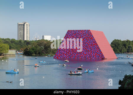 Scultura flottante in Hyde Park serpentina da artis bulgare Christo. Costruito in 7506 barili di olio Foto Stock