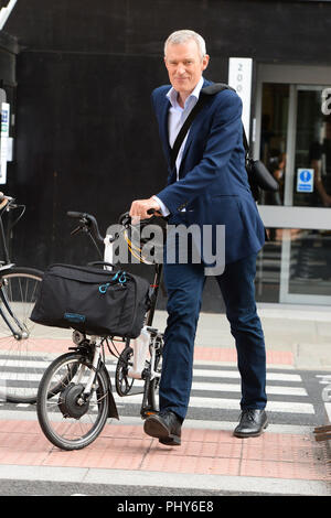 Jeremy foglie di vite di ITN Studios di Londra dopo aver presentato il primo episodio del suo nuovo spettacolo per il canale 5. Foto Stock