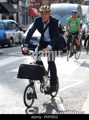 Jeremy foglie di vite di ITN Studios di Londra dopo aver presentato il primo episodio del suo nuovo spettacolo per il canale 5. Foto Stock