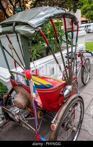 Trasporto turistico con un triciclo rosso carrige a Chiang Mai. Foto Stock