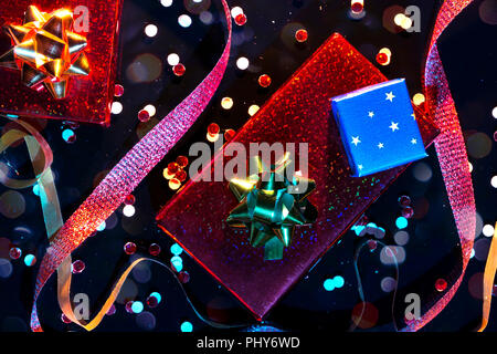 Sfondo di festa con la confezione regalo e coriandoli Foto Stock