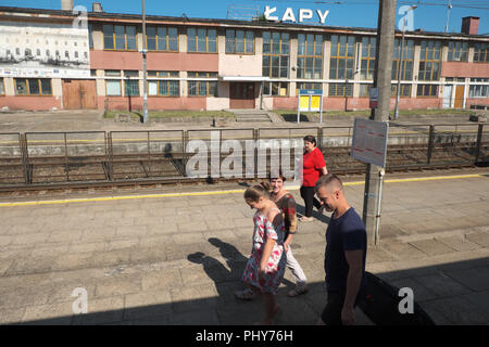 Lapy Polonia passeggeri sulla piattaforma nella stazione ferroviaria di Łapy nord-orientale della Polonia Foto Stock