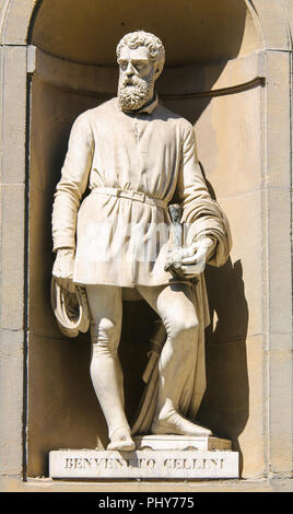 Statua di Benvenuto Cellini, un famoso del XVI secolo orafo italiano, scultore, disegnatore, soldato, musicista e artista nella Galleria degli Uffizi colonnato in Fl Foto Stock