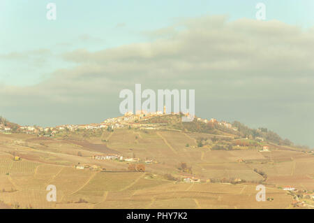 Vista panoramica del fresco raccolte di campi di uva in autunno a valle del Barolo Foto Stock