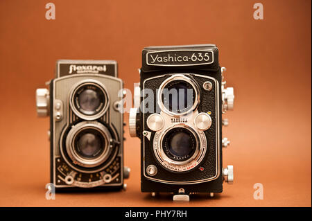 Due vintage TLR telecamere, una Yashica 635 e Flexaret automat Foto Stock