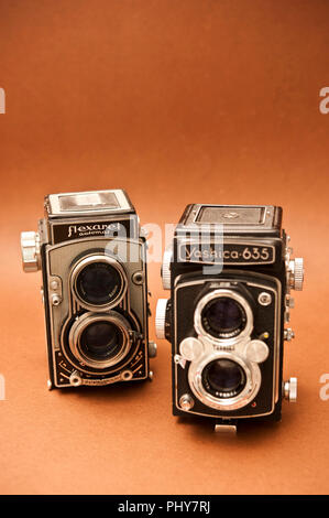 Due vintage TLR telecamere, una Yashica 635 e Flexaret automat Foto Stock