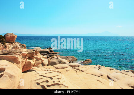 Rocky seashore Karidi spiaggia di Vourvourou, Calcidica, Grecia Foto Stock