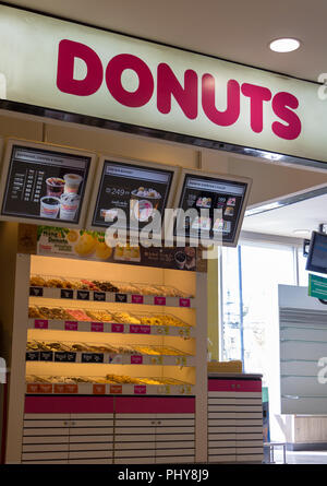 BANGKOK, Thailandia, 01 maggio 2018, l'offerta di un panificio con ciambelle dolci e pasticceria. Foto Stock