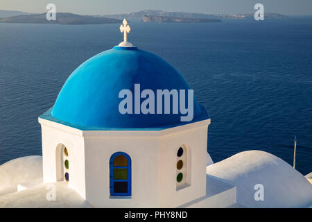 Oia - Santorini. Chiudere l immagine della Chiesa Greca si trova sull'isola di Santorini, Egeo Meridionale, Grecia. Foto Stock