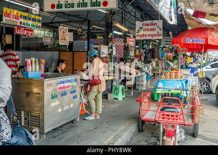 Bangkok, Tailandia - 27 Gennaio 2018: una trafficata via dello shopping nel centro di Bangkok, Tailandia. Foto Stock