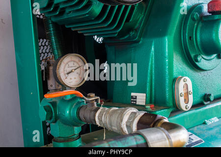 Il misuratore di pressione nel sistema pneumatico. Foto Stock