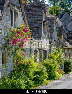 Arlington Row - case costruite per i tessitori locali, Bibury, Glocestershire, Inghilterra Foto Stock