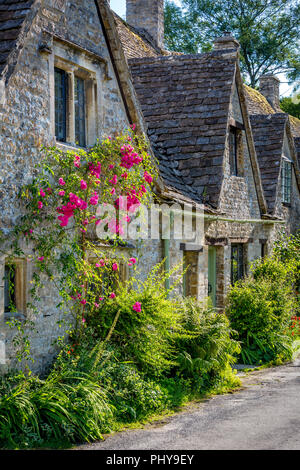 Arlington Row - case costruite per i tessitori locali, Bibury, Glocestershire, Inghilterra Foto Stock