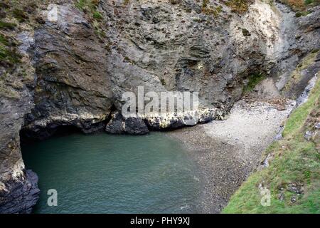 Pwll y Wrach streghe calderone un interessante caratteristica geologica sulla costa Wesh Ceibwr bay Moelgrove Galles Cymru REGNO UNITO Foto Stock