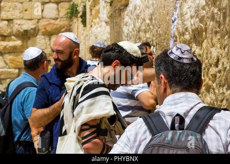 10 maggio 2018 Jewish pellegrini in preghiera davanti al Muro Occidentale di Gerusalemme in Israele Foto Stock