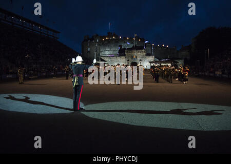 Gli artisti interpreti o esecutori per questo anno di Edinburgh Tattoo militare mostra la stampa e pubblico questo anni delle prestazioni sulla spianata del castello di Edimburgo. Dotato di: il tubo ammassato e tamburi dove: Edimburgo, Regno Unito quando: 02 Ago 2018 Credit: Euan ciliegio/WENN Foto Stock