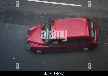 Guardando verso il basso al Red London Taxi dall alto sopra Foto Stock