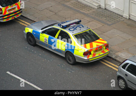 Vista posteriore alta visibilità contrassegni su un auto della polizia britannica con il numero sul tetto parcheggiato sulla strada al di fuori della stazione di polizia come si vede dall'alto a Londra Foto Stock
