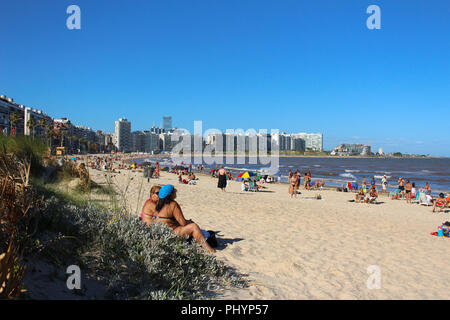 Montevideo, Uruguay - 2018-02-06 : Persone godendo di Pocitos Beach su una soleggiata giornata estiva, Montevideo, Uruguay Foto Stock