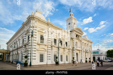 Hermosillo, Messico - 28 Ottobre 2016: Palazzo del Governatore. Questa residenza ufficiale del governatore dello Stato di Sonora, il Messico è stato costruito negli anni cinquanta. Foto Stock