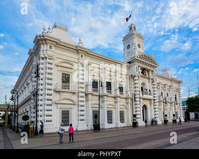 Hermosillo, Messico - 28 Ottobre 2016: Palazzo del Governatore. Questa residenza ufficiale del governatore dello Stato di Sonora, il Messico è stato costruito negli anni cinquanta. Foto Stock