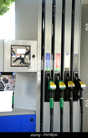 Regno Unito area di servizio Esso le pompe del carburante con 4 scelte di carburante.