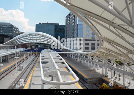 Una vista unica di quindi lo skyline di Denver dal trasporto hub alla Stazione Union. Foto Stock