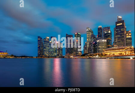 Il Singapore skyline della città dall'Esplanade, Singapore. Foto Stock