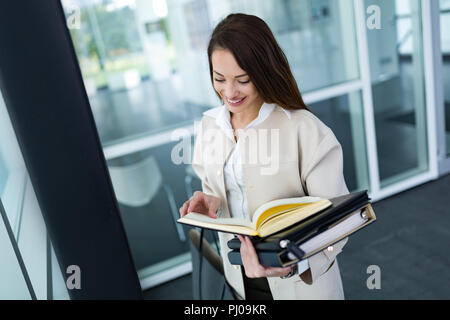 Ritratto di giovane imprenditrice andando a office Foto Stock