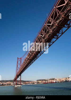 Por165 Portogallo, Lisbona, ponte 25 de Abril, (XXV Aprile ponte) oltre il fiume Tago, panoramica Foto Stock