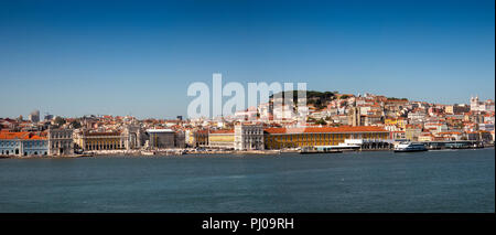 Il Portogallo, Lisbona, skyline della città e warterfront edifici di Alfama, Città Vecchia dal fiume Tago, panoramica Foto Stock