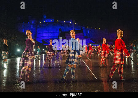 Gli artisti interpreti o esecutori per questo anno di Edinburgh Tattoo militare mostra la stampa e pubblico questo anni delle prestazioni sulla spianata del castello di Edimburgo. Dotato di: Tattoo Dance Company dove: Edimburgo, Regno Unito quando: 02 Ago 2018 Credit: Euan ciliegio/WENN Foto Stock